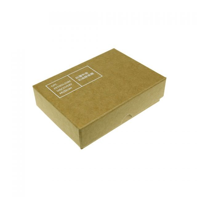 <p>如何為您的禮品選擇合適的包裝，在預算中為專屬的禮品傳達具有廣告效益的品牌概念，進而為禮品產生加分的效果？集比根據不同的產品設計，為客戶的客製化商品提供工業包裝、標準包裝，以及量身訂做客製化包裝設計，同時也為您的商品創造更高的市場價值。集比不僅為客戶的客製化商品提供包裝設計的執行操作與專業訊息，同時也給予專業建議、設計過程的逐步說明及對於利害關係者的重要見解、設計流程與生產步驟。<br />
<br />
商品包裝，最重要的就是要能夠呈現出商品的特性，也就是外在視覺感與內容品質是一致的。其次就是要求其美觀與獨到搶眼的吸引力。而在現今競爭激烈時代下，包裝的一個小細節就是畫龍點睛的關鍵。</p>

<p>● 工業包裝：托盤蜂巢包裝、OPP袋。</p>

<p>●&nbsp;標準包裝：小白盒、名片套、牛皮紙盒、標準紙盒、PVC盒、PVC帶磁扣盒、馬口鐵盒、純手工禮盒、夾鍊袋。</p>

<p>●&nbsp;客製化包裝設計：以摩登潮流、俏皮逗趣、都會時尚、古典、實用功能感與復古風等，用不同風格訴求設計彩盒、精品手工盒、以及提袋包裝，為客戶帶來更高的商品價值。</p>

<p>&nbsp;</p>

<div>&nbsp;</div>

<p>&nbsp;</p>
